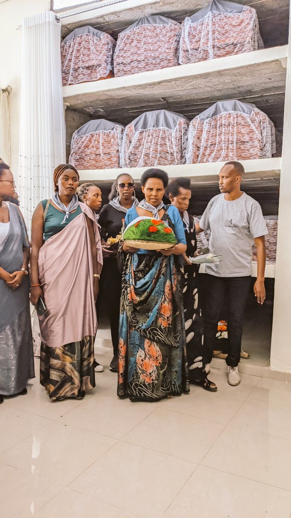 JustinNsengima's tweet photo. Ntimuzazima Tukuribazima, Tubazaniye #Indabo nkikimenyetso cy'urukundo tubakunda @GakenkeDistrict #Turibuka @byukavuba @Aima2Aimable @AuroreMimosa @KARANGWASewase @ScoviaMutesi @RGisanintwari @Muzeturwubake https://t.co/2cVYsrmFna