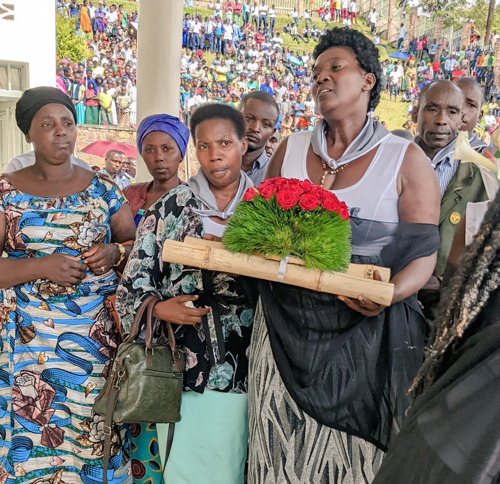 JustinNsengima's tweet photo. Ntimuzazima Tukuribazima, Tubazaniye #Indabo nkikimenyetso cy'urukundo tubakunda @GakenkeDistrict #Turibuka @byukavuba @Aima2Aimable @AuroreMimosa @KARANGWASewase @ScoviaMutesi @RGisanintwari @Muzeturwubake https://t.co/2cVYsrmFna