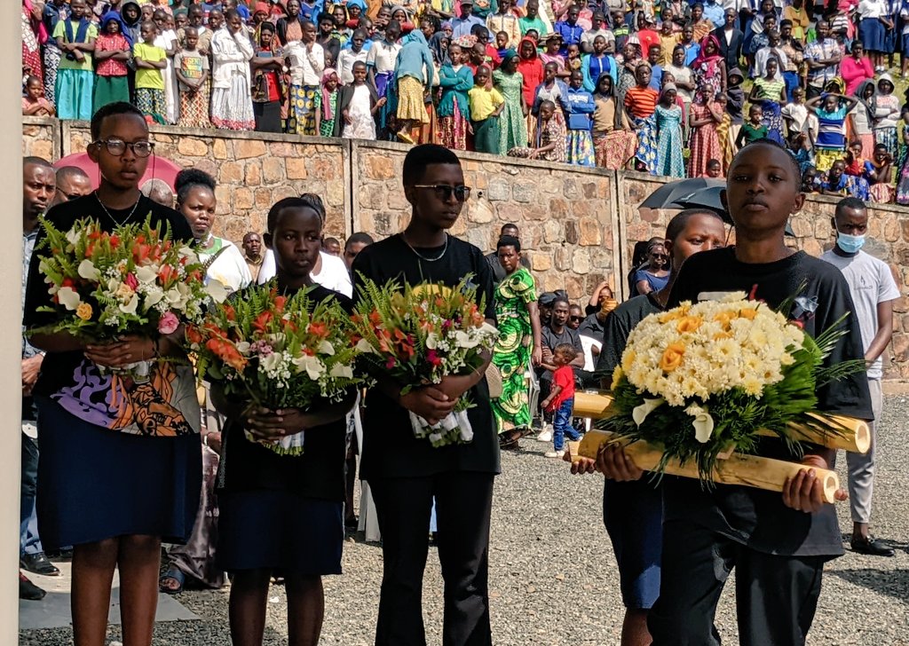 JustinNsengima's tweet photo. Ntimuzazima Tukuribazima, Tubazaniye #Indabo nkikimenyetso cy'urukundo tubakunda @GakenkeDistrict #Turibuka @byukavuba @Aima2Aimable @AuroreMimosa @KARANGWASewase @ScoviaMutesi @RGisanintwari @Muzeturwubake https://t.co/2cVYsrmFna
