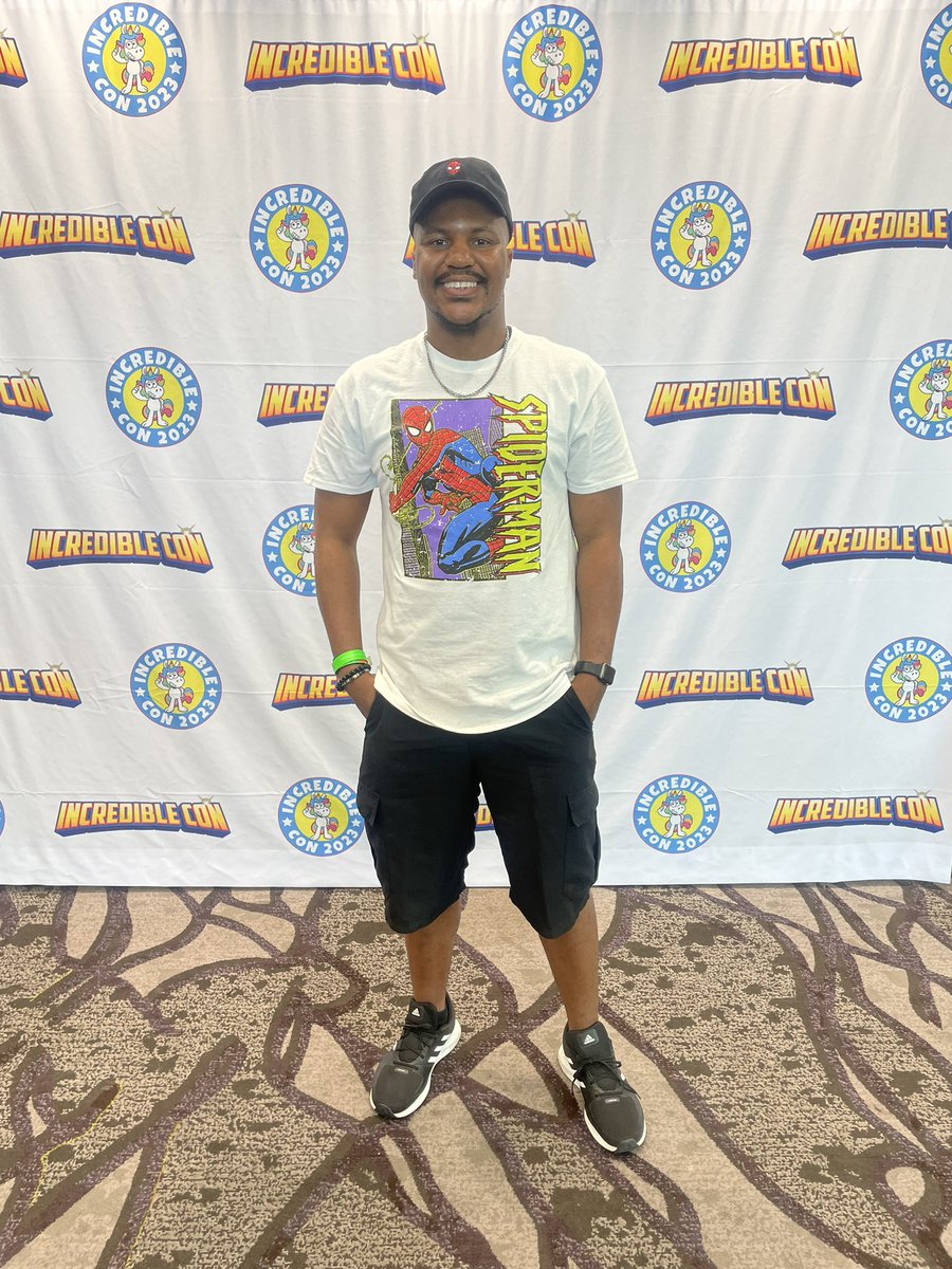 lyric_wynn's tweet image. Hangout at the @IncredibleCons with my bestie @MusicalTProd and friends having a great time!😊❤️👾 #incrediblecon
#nerdvibes