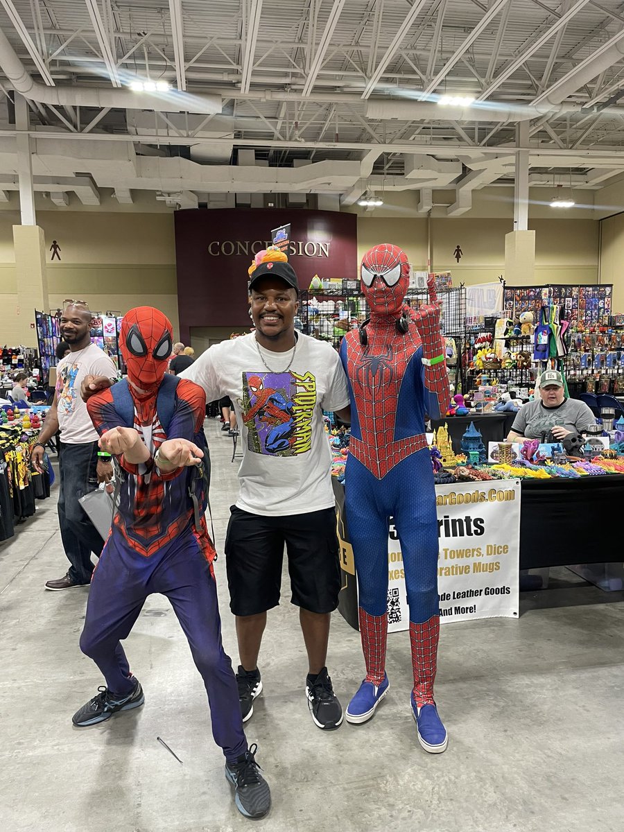 lyric_wynn's tweet image. Hangout at the @IncredibleCons with my bestie @MusicalTProd and friends having a great time!😊❤️👾 #incrediblecon
#nerdvibes