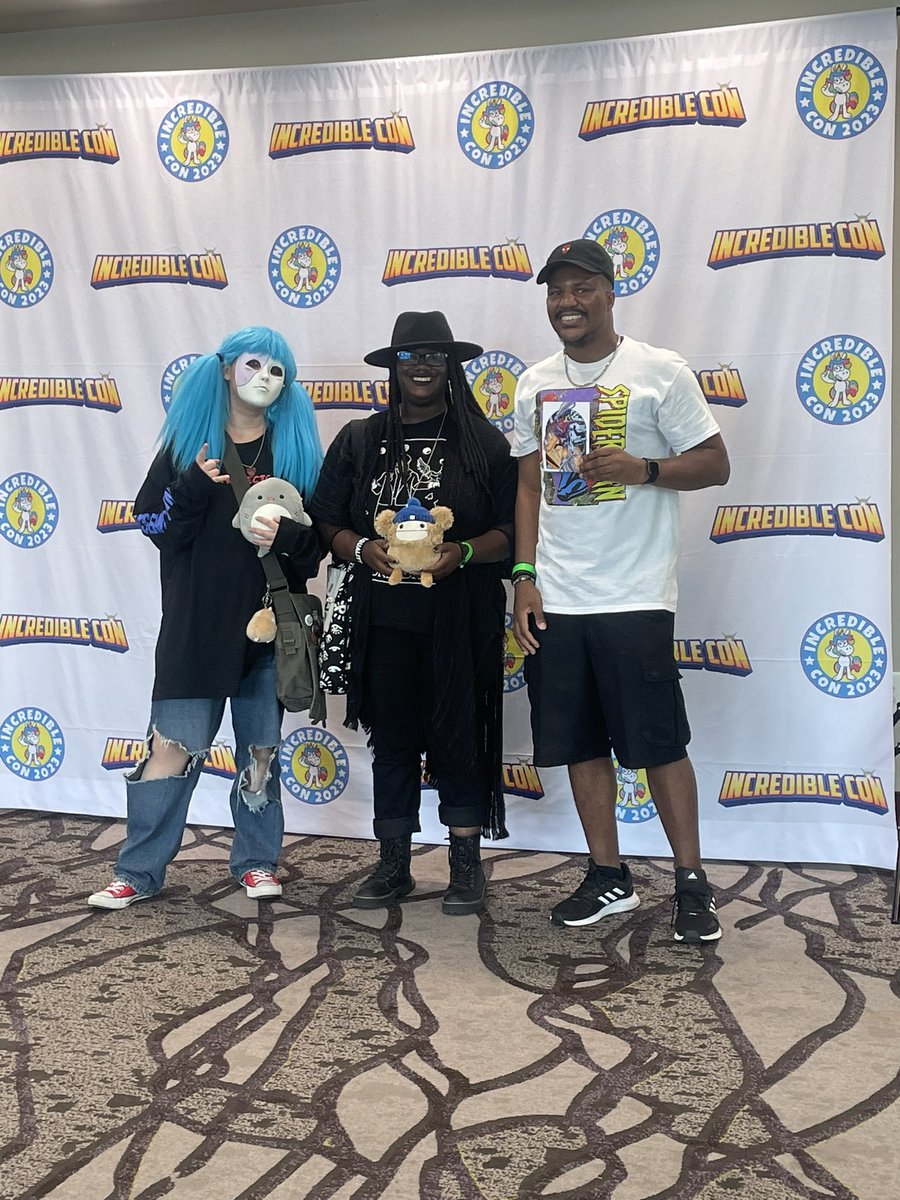 lyric_wynn's tweet image. Hangout at the @IncredibleCons with my bestie @MusicalTProd and friends having a great time!😊❤️👾 #incrediblecon
#nerdvibes
