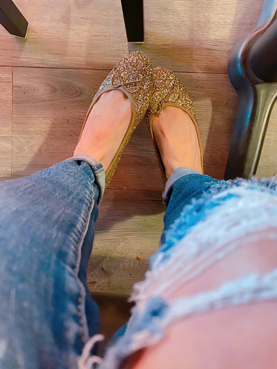 Would my toe cleavage peeking out of these glittery flats distract you during our date…? ☺️✨

• feet feetpics palefeet toes soles shoefetish wornshoes •