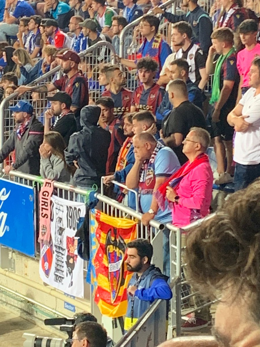 #AlavésLevante. Este aficionado del @LevanteUD no ve lo que pasa en el campo... Lo siente! Pegado a su radio y con un compañero que se lo cuenta todo. Hay historias que emocionan mucho!