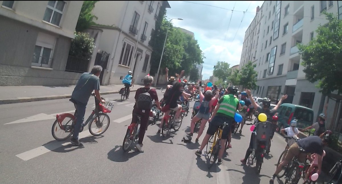 cyclyon's tweet photo. Cette 1ère de #QuartiersLibres, la #KidicalMass lyonnaise était vraiment 👍
Voir tous ces sourires d’enfants, d’adultes (accompagnants comme passants) donne envie d’aller plus loin pour permettre à tous•tes de pouvoir se déplacer en autonomie et en sécurité au quotidien ! ✊🚴♂️😻 https://t.co/r32iFZ5rSi