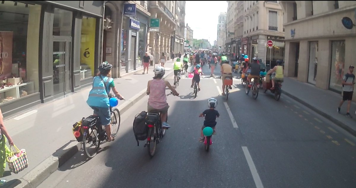 cyclyon's tweet photo. Cette 1ère de #QuartiersLibres, la #KidicalMass lyonnaise était vraiment 👍
Voir tous ces sourires d’enfants, d’adultes (accompagnants comme passants) donne envie d’aller plus loin pour permettre à tous•tes de pouvoir se déplacer en autonomie et en sécurité au quotidien ! ✊🚴♂️😻 https://t.co/r32iFZ5rSi