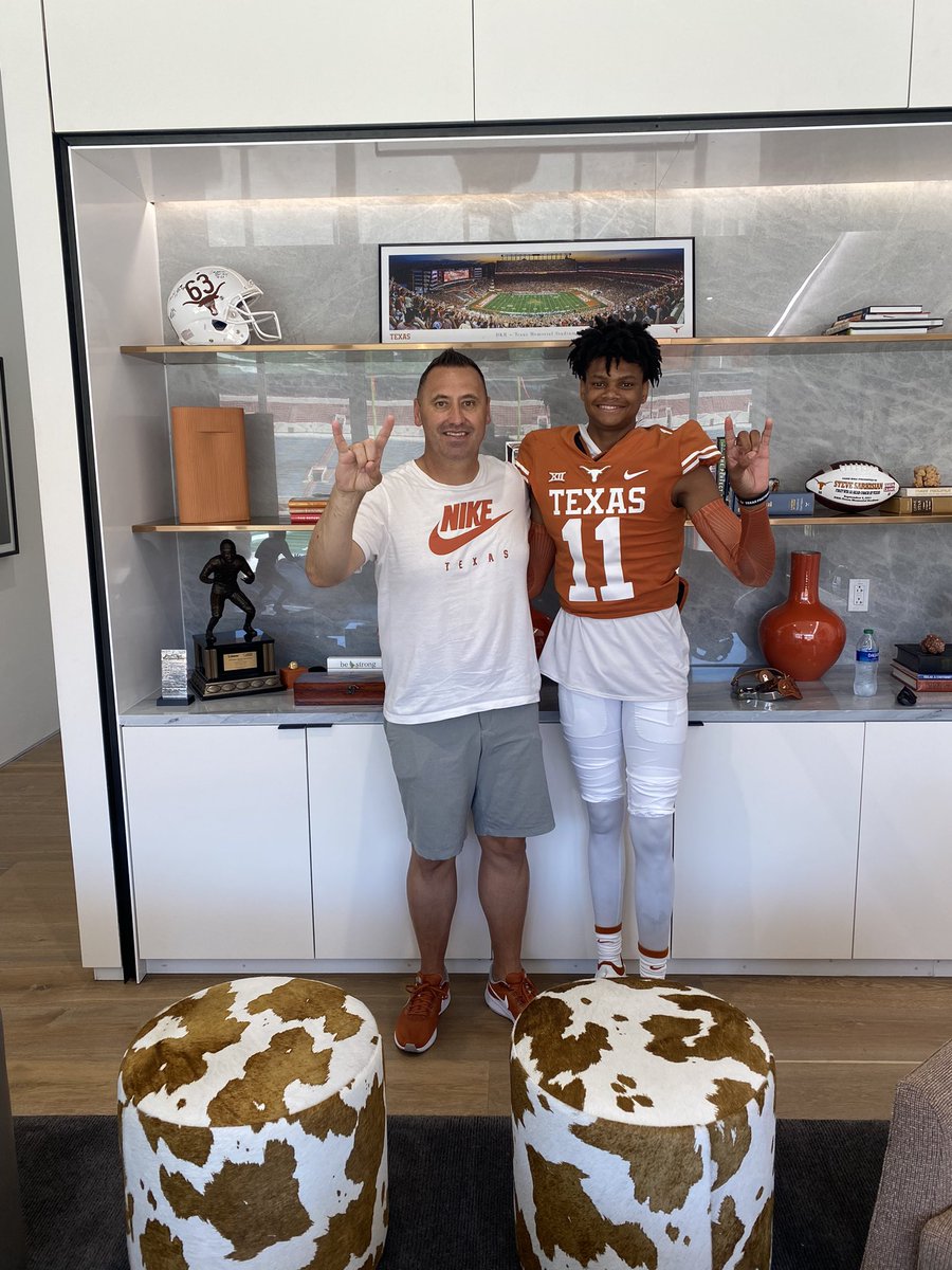 CarterriousB's tweet photo. Had a great visit today at Texas 🤘🏾🟠 and some great talks with coach @ciege81 &amp; @CoachSark #HookEm @coachjoegordon https://t.co/sBxfnaPbp3