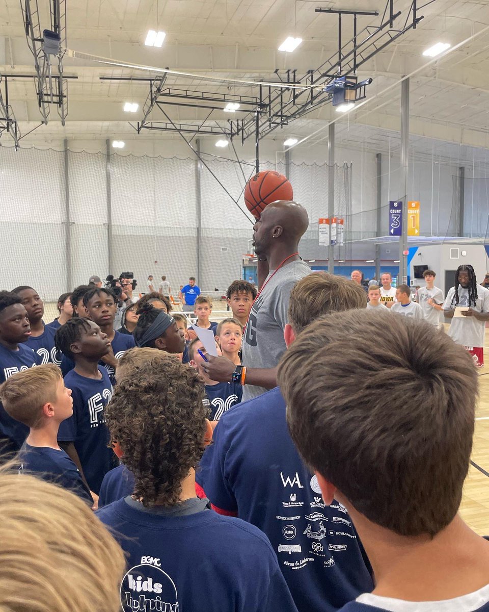 Warren_Academy's tweet image. 🏈 For the kids! 🏀

#F2C2023 #springfieldmo #footballbasketballcamp #joindream #WATrained