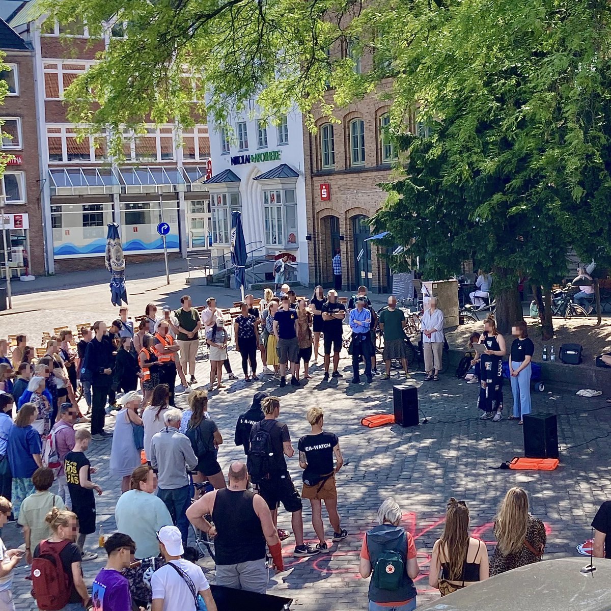 fff_flensburg's tweet photo. Festung Europa einreißen - Bleiberecht für alle!

Wir sind heute gegen die am Donnerstag von den EU-Innenminister*innen beschlossene Asylrechtsreform auf die Straße gegangen. Diese Reform ist ein weiteres Schritt in Europas Abschottungspolitik! 

#stopgeas #fightfortresseurope https://t.co/XsuUaLWOiF
