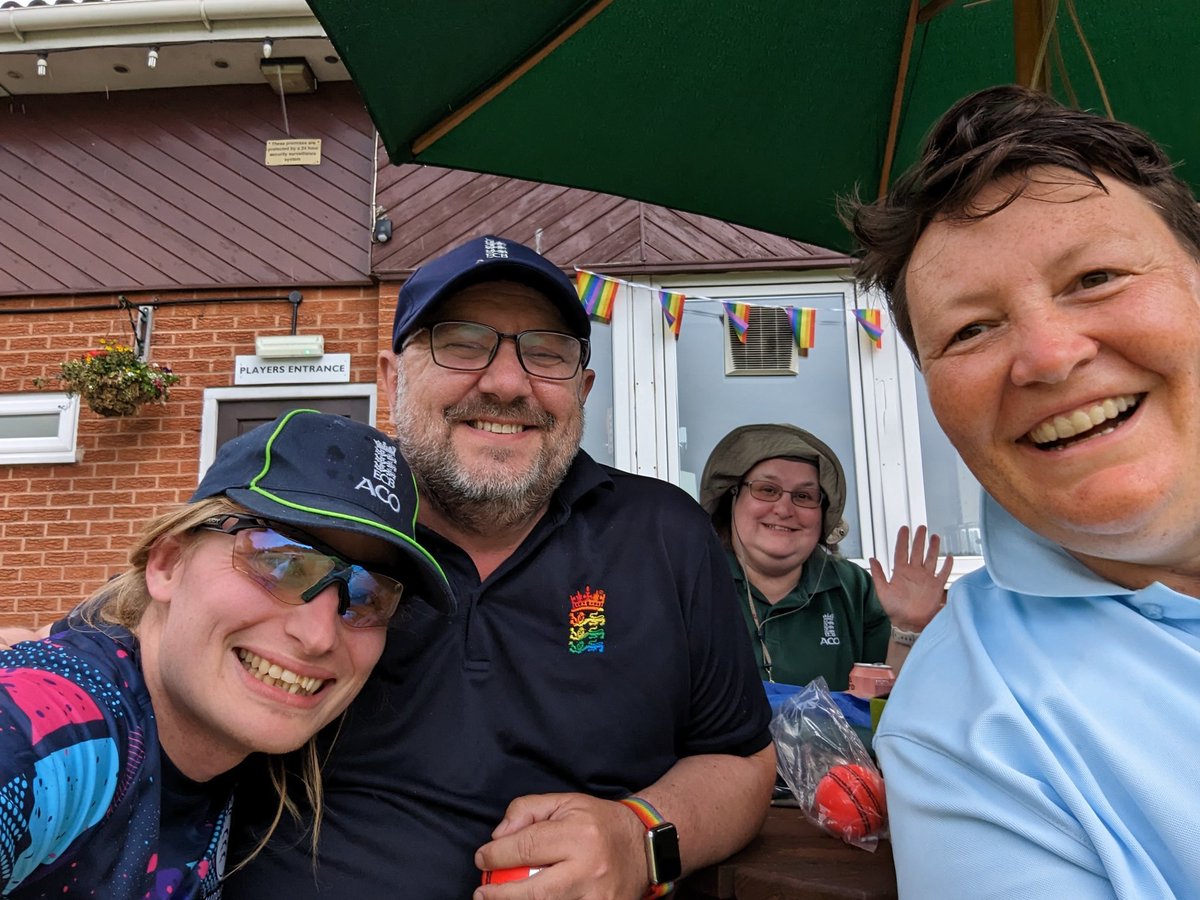 Great to finally meet one of my umpiring idols <a href="/Sue_redfern/">Suzanne Redfern MBE</a>, a fantastic official and a lovely person to boot! Also featuring @wcb_disability's amazing scorer and Warks umpire and legendary LGBT organizer <a href="/rob_ev/">Robert Evans</a>