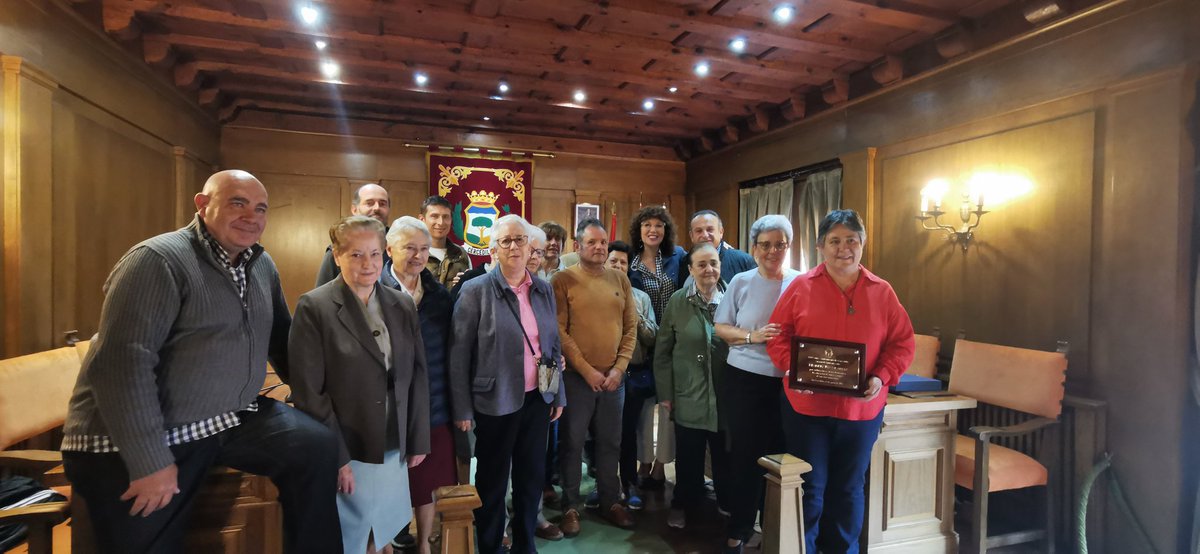 ECERCEDILL's tweet photo. Entrega de una placa del @AytoCercedilla a @provpaulamontal en agradecimiento a su dedicación a la educación de niñas y niños de Cercedilla, en su último curso de presencia en el Colegio Regina Assumpta. https://t.co/WUxYzlg6DK