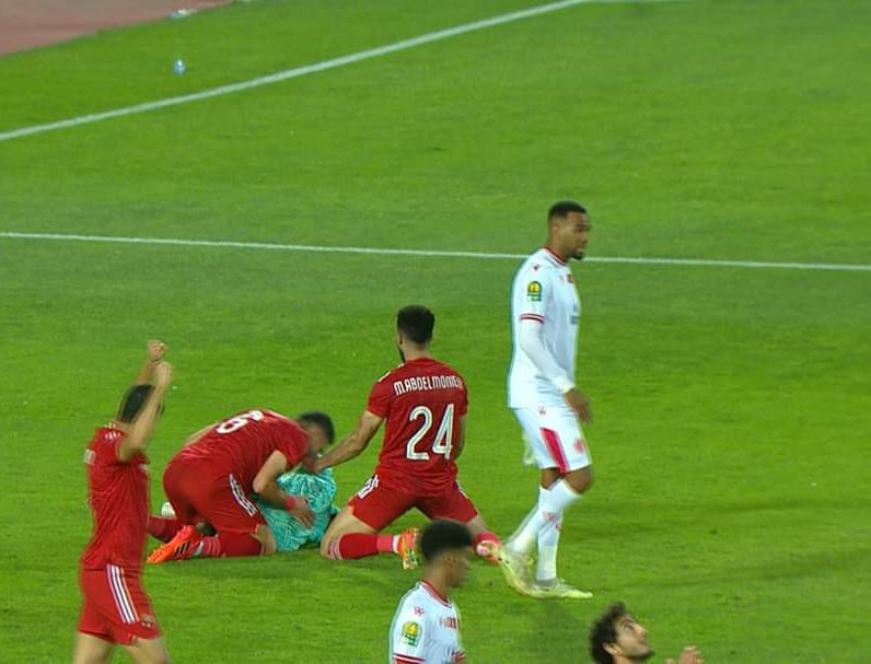 AhlyInsider's tweet photo. تلِك الليالي مع الأهلي.. وحدّها فقط ما تستطيع أن تُزيح عن قلبي ما تثقله الأيام.

بطل القارة الأوحد🏆🏆🏆 https://t.co/1Oqj8TKAlb