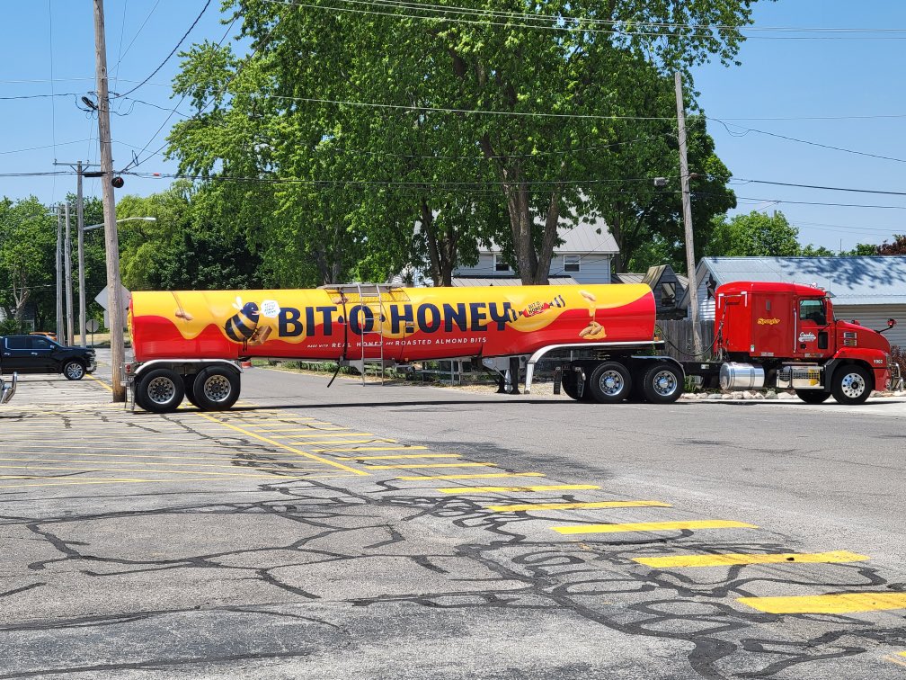 Mamacoopah's tweet image. Yesterday you got to tour the new Bit-O-Honey plant!!  I live 10 minutes from Spanglers who makes dums, neeco wafers, candy canes and now bit-o-honey.  When they make strawberry dumdums the whole town smells great!! #adventureswithalane  #postforpencils