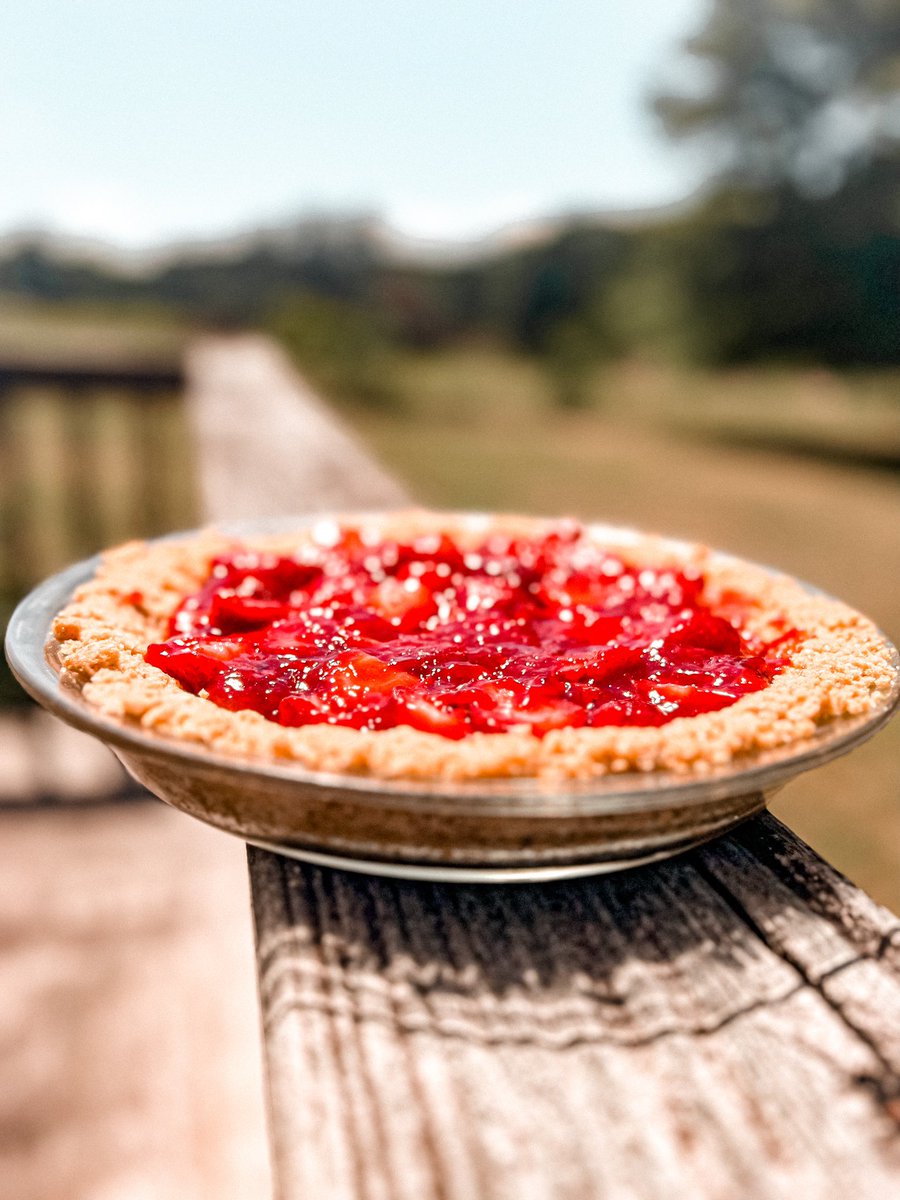 TheyLoveMe_Not's tweet photo. I made a 🍓 pie. https://t.co/d2C8NC2dMd
