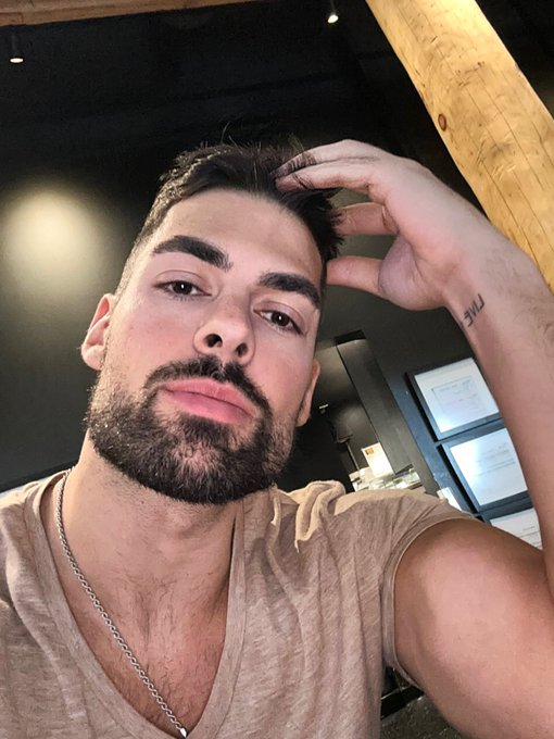 🇨🇦here i am .. first time in a year , can&rsquo;t wait to hug tight my mom and dad and family❤️of course had