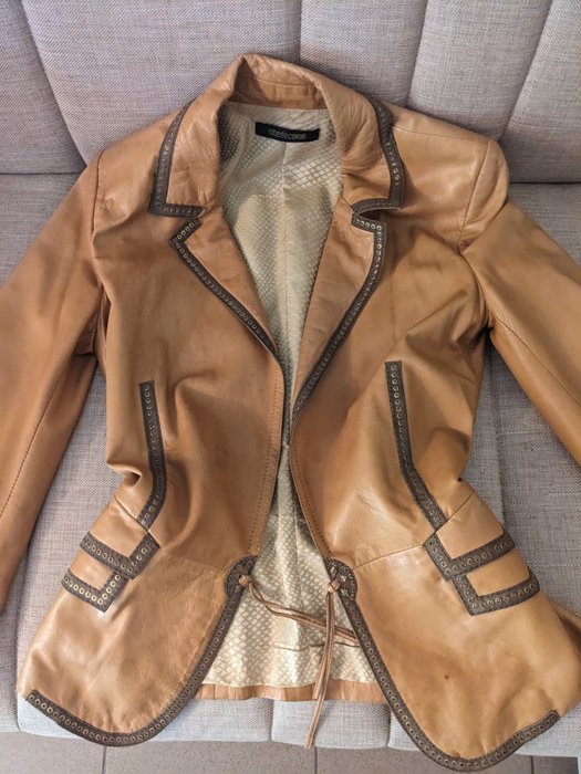 borsescarpedil1's tweet photo. https://t.co/O2K8tIjmzS
Giacca chic marrone Roberto Cavalli, realizzata in pelle molto morbida con tocchi interessanti e unici.... https://t.co/Au8fBCfYsS