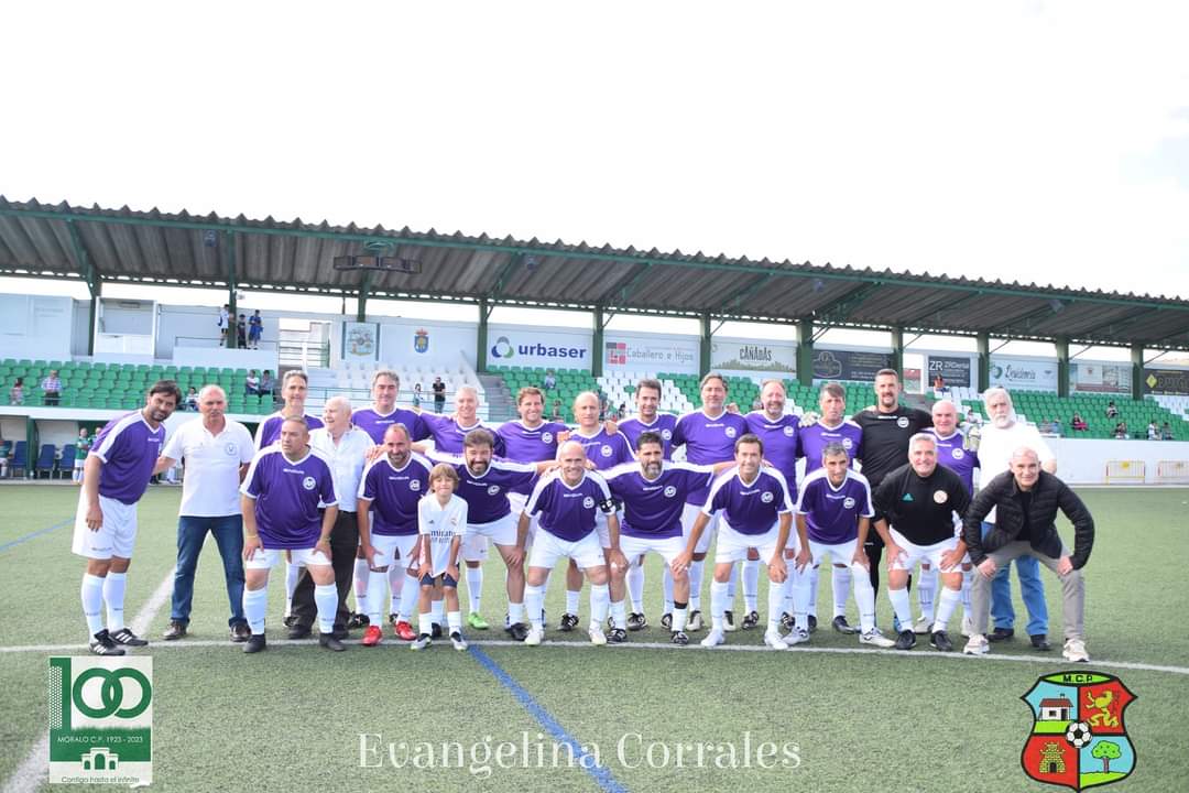 JLCamachoRosell's tweet photo. Gran torneo de Veteranos organizado por la Comisión del Centenario del Moralo. Venció la Selección B del Moralo en los penaltis a los Veteranos de la Cantera Blanca. Gracias Evangelina por las fotos. https://t.co/SZjjDVLppb