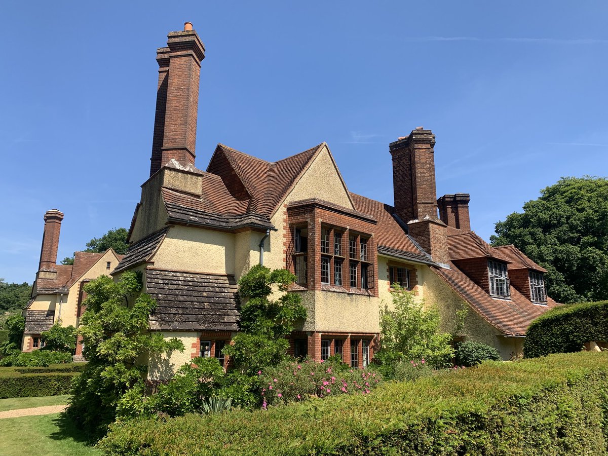 Many thanks to the ⁦<a href="/LutyensTrust/">𝕋𝕙𝕖 𝕃𝕦𝕥𝕪𝕖𝕟𝕤 𝕋𝕣𝕦𝕤𝕥</a>⁩ for hosting and facilitating today’s Voysey Society visit to Goddards (and to ⁦<a href="/LandmarkTrust/">The Landmark Trust</a>⁩ for looking after it so well) landmarktrust.org.uk/news-and-event…