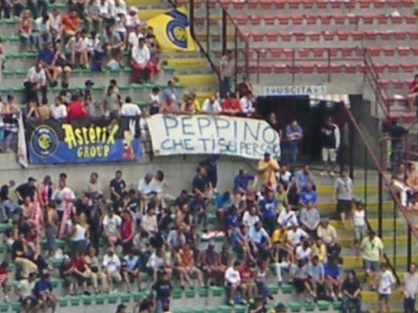 SparvieroRN's tweet photo. Mi sono voluto prendere 24 ore di tempo per analizzare tutto. Leggo di superiorità, di striscioni eccessivi e lezioni di sfottò. Ovviamente chi parla non c’era e figuriamoci quelli che sono qui sopra. Per questo, riavvolgiamo il nastro al 29 maggio 2005. Inter-Reggina, San Siro https://t.co/M76ONa6sHM