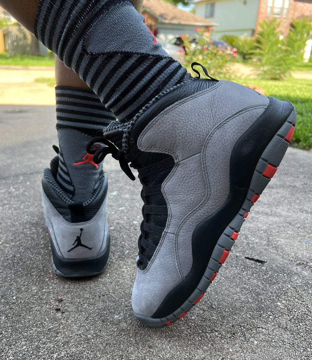 ham4114's tweet photo. Sunday Fun-J
Brought out a throwback for the @TheReal_JMillz_ challenge 😎
#kotd #snkrs #snkrsliveheatingup #snkrskickcheck #retro10 #atmoscollectorsclub #SneakyGirls #matchy #jmillzchallenge #SundayFunday #htine #chicksinkicks https://t.co/p3zTsCll0u