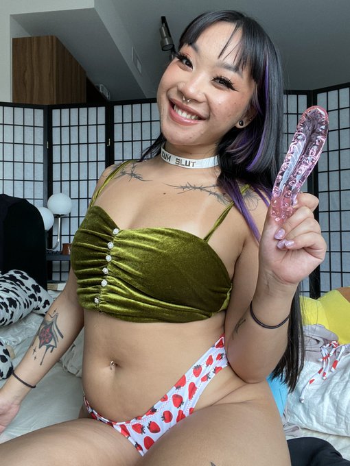 Just filmed the hottest new video with my glass tentacle!!! Check it out below! https://t.co/KQi5m1p