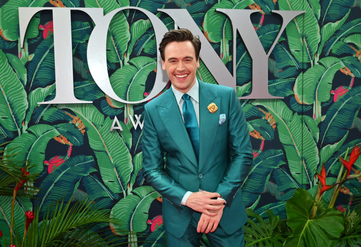 LOVING this color on @erichbergen 😍 @TheTonyAwards #TonyAwards