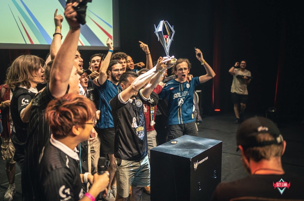 Champion de la Solary Lan 1 !

Incroyable cette première SLY LAN
Que des surprises de fou une venue inimaginable et ses ses hype au possible 

Merci encore <a href="/SolaryTV/">Solary</a> pour tout ce que vous faites 
#SLYWIN