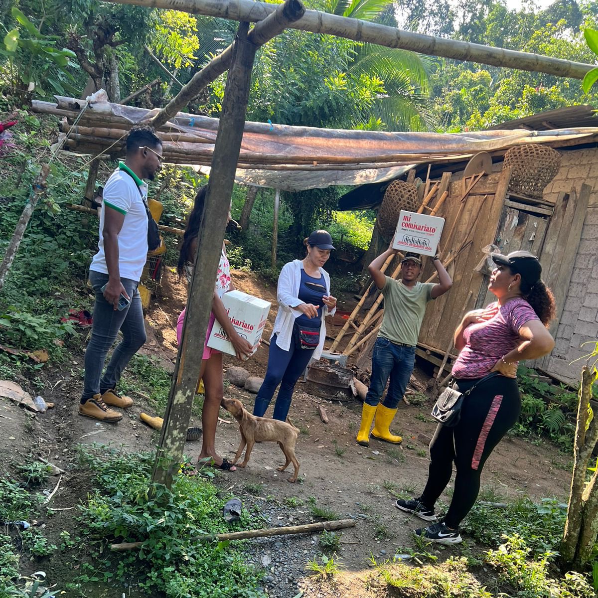 Continuamos llegando con más ayuda a los que más lo necesitan. 

Gracias a la empresa privada llegamos con Kits de Alimentos a la parroquia Chinca sector también afectado por la temporada invernal. 

#AyudanosAAyudar #fundacionmgp #EmergenciaInvernal #EsmeraldasUnida #Ecuador