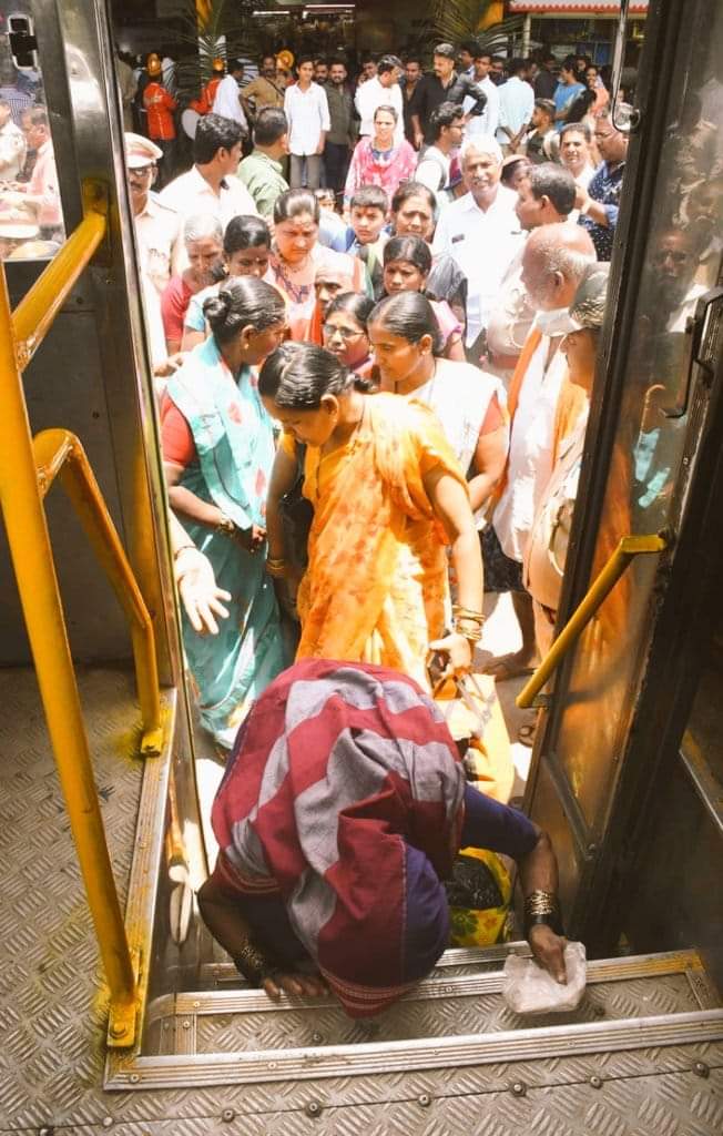 KavithaReddyKR's tweet photo. ಇದು ಸಾಮಾನ್ಯ ಚಿತ್ರವಲ್ಲ ಇದು ಶಕ್ತಿ ಯೋಜನೆಯ ಶಕ್ತಿ, ಬಿಜೆಪಿ ಮತ್ತು ಜೆಡಿಎಸ್ ಎಷ್ಟು ಗೇಲಿ ಮಾಡಿದರೂ ಪರವಾಗಿಲ್ಲ, ಶಕ್ತಿ ಯೋಜನೆ ಕರ್ನಾಟಕದ ಮಹಿಳೆಯರ ಸಬಲೀಕರಣದಲ್ಲಿ ಒಂದು ದೊಡ್ಡ ದಿಟ್ಟ ಹೆಜ್ಜೆ.
#Shakti l #KavithaReddyKR l #WomenInPolitics l #KPCCGeneralSecretary https://t.co/YKKMOV0fYg