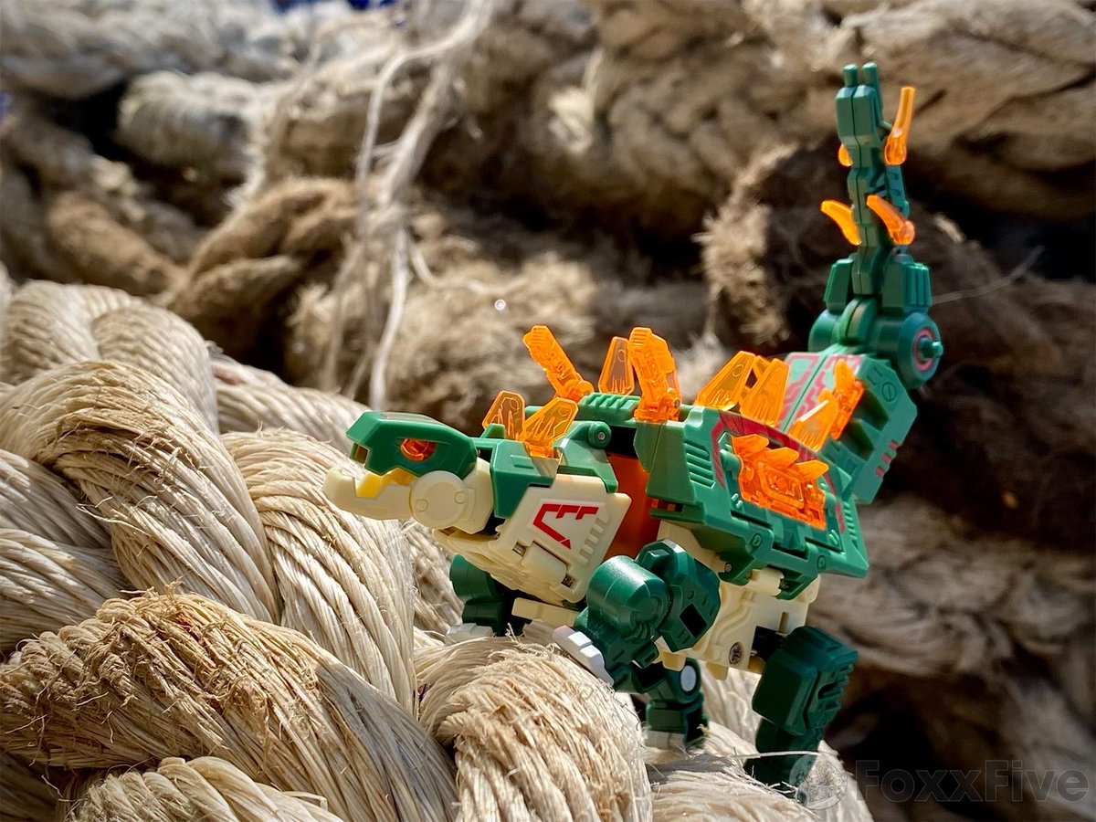 Showing me the ropes @52ToysBeastBox #52toys #beastbox #ビーストボックス #stegosaur
