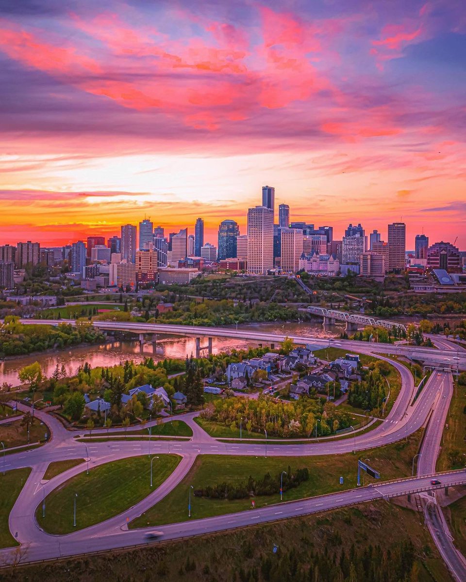 Chasing the sun & savoring every moment in sunny Edmonton! ☀️ #ExploreEdmonton

📸: atthelookout on IG