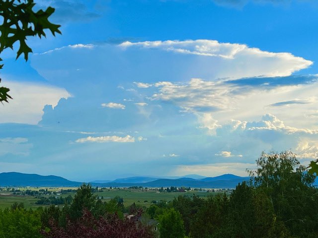 A beautiful cumulonimbus cloud in the Basin today. ⛈️ #ORwx #KlamathFalls

📸: Alan Ertle