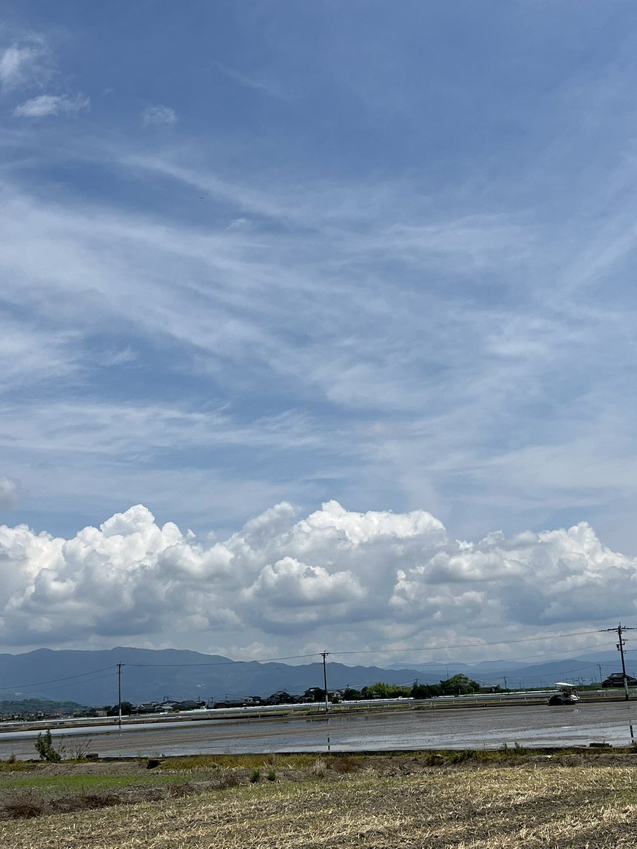 今日は  ［あちあち］ の空🤣
夏の空みたい💦

#イマソラ