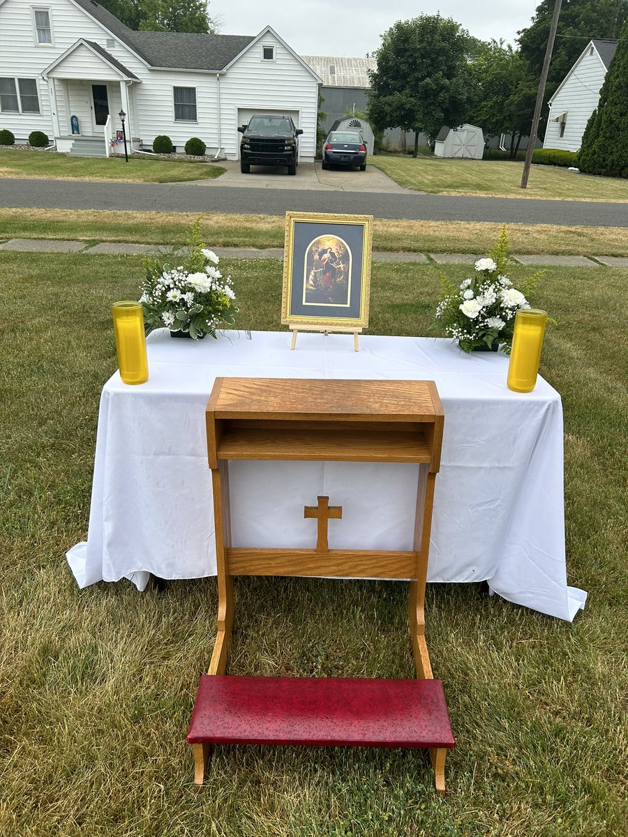 FaithDiscussion's tweet image. #Westphalia held a beautiful Eucharistic Procession for the Feast of Corpus Christi today, as the Blessed Sacrament was carried to 4 altars positioned across parish grounds. Upwards of 60 parishioners joined the procession, all in an effort to rededicate our community to Jesus 🙏