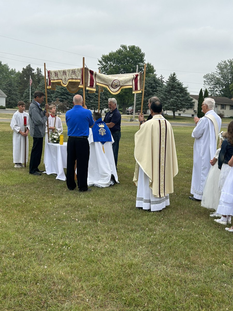 FaithDiscussion's tweet image. #Westphalia held a beautiful Eucharistic Procession for the Feast of Corpus Christi today, as the Blessed Sacrament was carried to 4 altars positioned across parish grounds. Upwards of 60 parishioners joined the procession, all in an effort to rededicate our community to Jesus 🙏