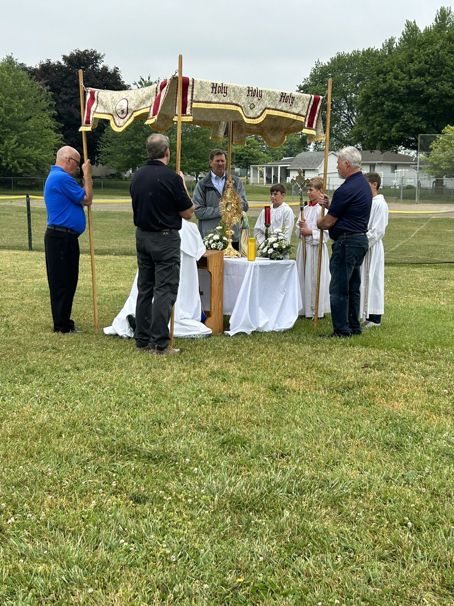 FaithDiscussion's tweet image. #Westphalia held a beautiful Eucharistic Procession for the Feast of Corpus Christi today, as the Blessed Sacrament was carried to 4 altars positioned across parish grounds. Upwards of 60 parishioners joined the procession, all in an effort to rededicate our community to Jesus 🙏