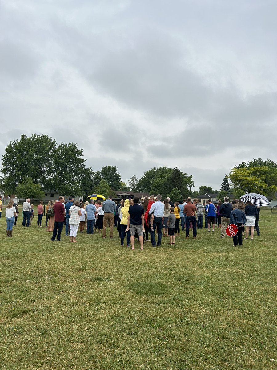 FaithDiscussion's tweet image. #Westphalia held a beautiful Eucharistic Procession for the Feast of Corpus Christi today, as the Blessed Sacrament was carried to 4 altars positioned across parish grounds. Upwards of 60 parishioners joined the procession, all in an effort to rededicate our community to Jesus 🙏
