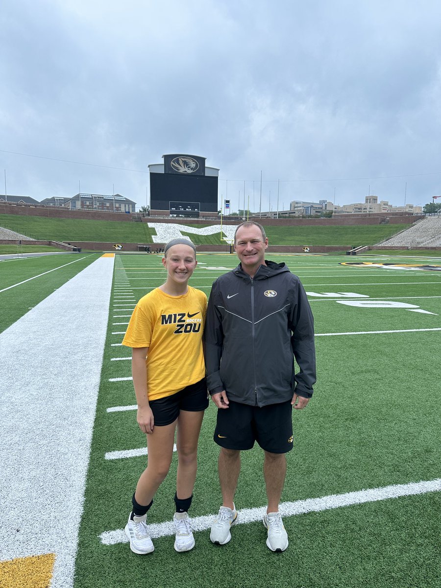 I had such a great time at @MizzouSoccer ID camp. Beautiful campus, awesome facilities, great coaches & players. Thank you @MIZCoachGolan (& Max), @MIZCoachStoots & @KelseyWys!! #TakeTheStairs 

@ImCollegeSoccer @ImYouthSoccer @GalaxySCIL @MeteaGirlsSoc @PrepSoccer @TheSoccerWire