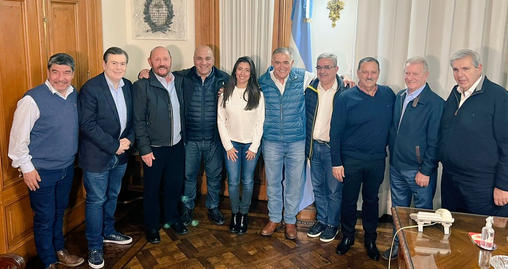 LegislaturaLR's tweet photo. #Tucumán. La vicegob y Pdta del @ParlanoaO, @Florelop, junto al Gob @QuintelaRicardo acompaña el triunfo del flamante Gob. de Tucumán @OsvaldoJaldo x el @FrenteDeTodos. Una jornada q terminó desarrollándose con normalidad y donde votó el 80% del electorado 🗳

@JuanManzurOK https://t.co/GeqCAOHh29