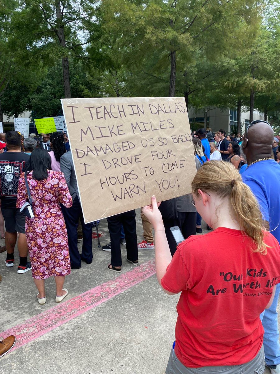 Thank you to our Dallas ISD sisters and brothers who drove to Houston to WARN us.
We see you.
We WILL resist. ✊🏽#HISD