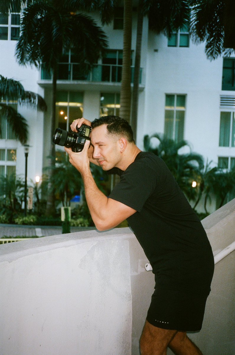 In the process of locking in another 6-figure retainer client.

How?

👉🏻 Someone referred me to them because they’re within my niche
👉🏻 They started as an one-off
👉🏻 They were VERY happy
👉🏻 They’re looking for consistent content
👉🏻 They value the content I provide