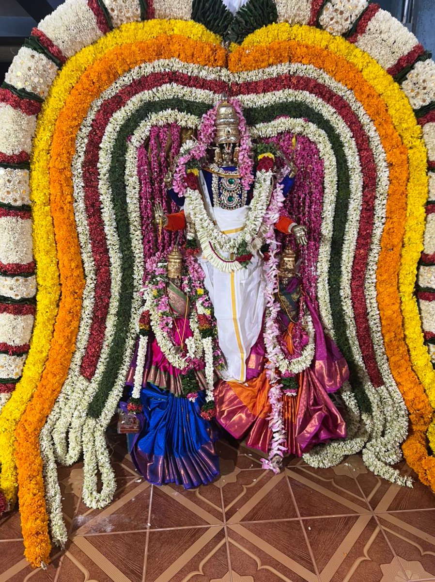 விண்ணை முட்டும் அலங்காரம்....
விய(ர்)க்க வைக்கும்
அபிராமி அண்ணன் ரீங்காரம்...

போற்றுவார் போற்றட்டும் தூற்றுவார் தூற்றட்டும் தொடரட்டும் உங்கள் பணி...

பணியில் நனைந்த அருணாச்சலம்...

அபிராமி அண்ணனே..
அறம் நீங்கள்...
கட்டளையிடுங்கள் காத்திருக்கிறோம்...