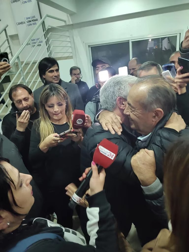 Con el peronista Rodríguez Saá 'estaban nada menos' que Horacio Rodríguez Larreta, Gerardo Morales, Martín Lousteau, Margarita Stolbizer; José Luis Espert, Emiliano Yacobitti. 
Adolfo Rodríguez Saá, se acercó al candidato de San Luis, Claudio Poggi, para felicitarlo por la…