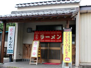 gunlabo's tweet photo. 2023年6月11日放送「#ナニコレ珍百景」に登場！
100歳おばあちゃんが現役で働くラーメン店 「#銀華亭(群馬県藤岡市）」！
昔懐かしいラーメンやチャーハン、定食など、どれもおいしいですよ～🥰
#群馬　#藤岡　#鬼石　#TV登場店　
▼詳しくはこちら
https://t.co/keNH0MiRhg https://t.co/HAaCdWzvBZ