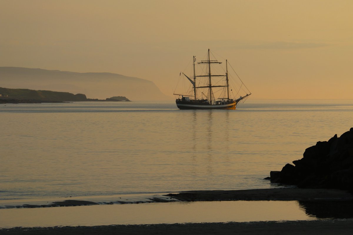 kanemokane's tweet image. Calm evening @VisitPortrush @portmagic @bbcniweather @WeatherCee @CanonUKandIE @LoveBallymena @RNLIPortrushFR
