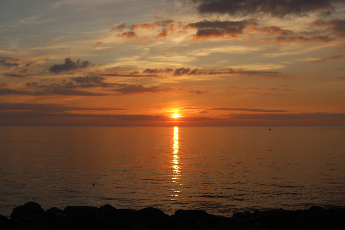 kanemokane's tweet image. Calm evening @VisitPortrush @portmagic @bbcniweather @WeatherCee @CanonUKandIE @LoveBallymena @RNLIPortrushFR