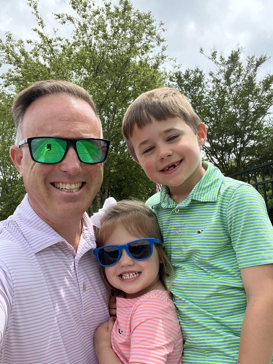 Rocking the @vineyardvines outfit with my kids today at the putt putt course!