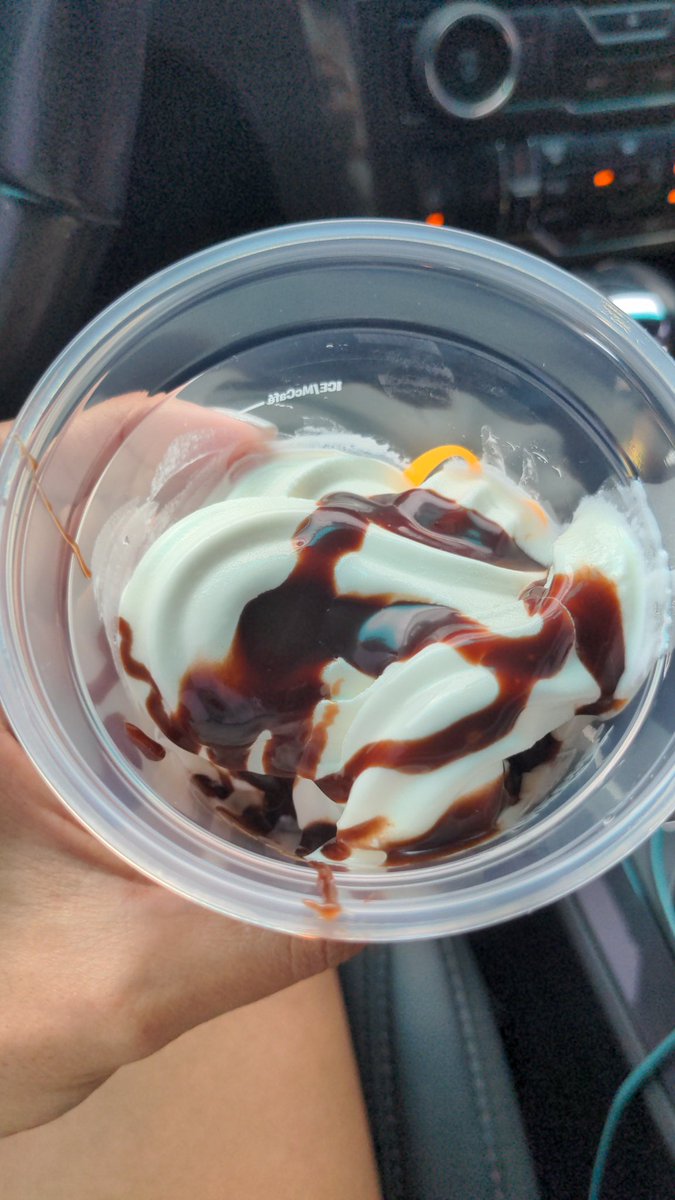 HoltzChefa's tweet photo. @McDonalds not only your ice cream machine is down most of the time, when it is finally working this is what I get! It's not even the regular delicious fudge that you used to serve! Ugh! https://t.co/9RVw2ehVXy