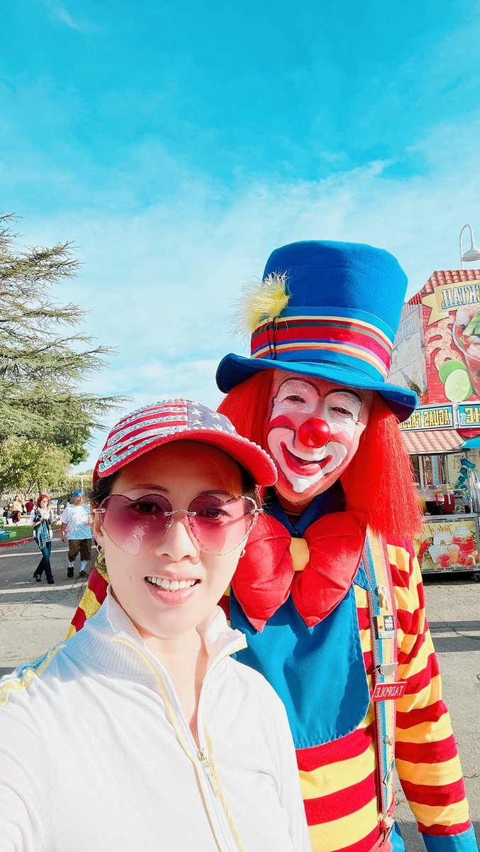 Happy 😆 #SundayFunday ! #fair  i am ! By @TangEstate 
*
*
*
*
*
#hellentangrealeatate  #hellentang #mercedfair #themercedcountyfair #mcf #ucm #mercedfairground #localevent #communityevent #clown #familyfun #familynight #funday