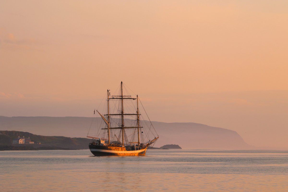 kanemokane's tweet image. Calm evening @VisitPortrush @portmagic @bbcniweather @WeatherCee @CanonUKandIE @LoveBallymena @RNLIPortrushFR